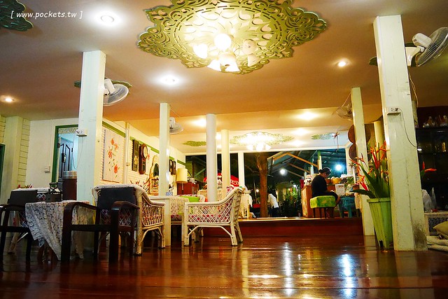 泰國安帕瓦｜Baanrak Amphawa 安帕瓦愛之家旅館｜泰國傳統水上屋，鄰近安帕瓦水上市場，可以參加晚上賞螢清晨供僧活動 @飛天璇的口袋