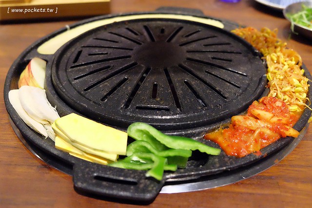 滋滋咕嚕쩝쩝꿀꺽韓式烤肉專門店┃台中西區美食：藝人納豆開的韓式烤肉店，位於勤美綠園道旁邊，環境不錯服務很好 @飛天璇的口袋