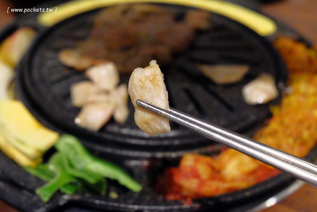 滋滋咕嚕쩝쩝꿀꺽韓式烤肉專門店┃台中西區美食：藝人納豆開的韓式烤肉店，位於勤美綠園道旁邊，環境不錯服務很好 @飛天璇的口袋