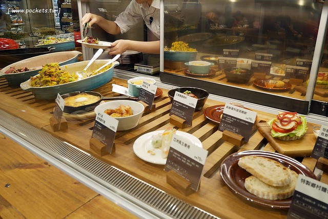 MUJI無印良品生活研究所台中旗艦店┃台中西屯美食：Caf&eacute; & Meal MUJI在台中新光三越，簡單又天然的餐點，結合美食餐點和商店購物 @飛天璇的口袋