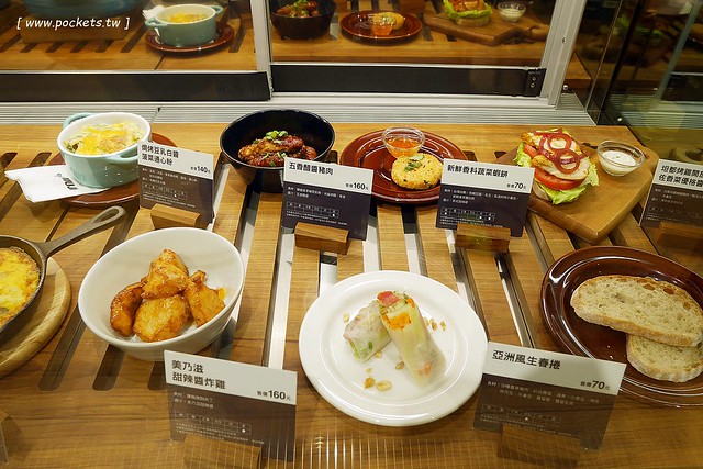 MUJI無印良品生活研究所台中旗艦店┃台中西屯美食：Caf&eacute; & Meal MUJI在台中新光三越，簡單又天然的餐點，結合美食餐點和商店購物 @飛天璇的口袋