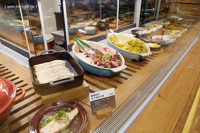 MUJI無印良品生活研究所台中旗艦店┃台中西屯美食：Caf&eacute; & Meal MUJI在台中新光三越，簡單又天然的餐點，結合美食餐點和商店購物 @飛天璇的口袋