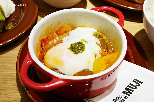 MUJI無印良品生活研究所台中旗艦店┃台中西屯美食：Caf&eacute; & Meal MUJI在台中新光三越，簡單又天然的餐點，結合美食餐點和商店購物 @飛天璇的口袋