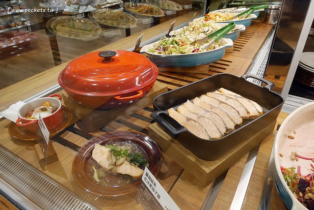 MUJI無印良品生活研究所台中旗艦店┃台中西屯美食：Caf&eacute; & Meal MUJI在台中新光三越，簡單又天然的餐點，結合美食餐點和商店購物 @飛天璇的口袋