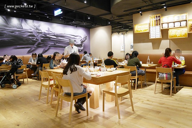 MUJI無印良品生活研究所台中旗艦店┃台中西屯美食：Caf&eacute; & Meal MUJI在台中新光三越，簡單又天然的餐點，結合美食餐點和商店購物 @飛天璇的口袋