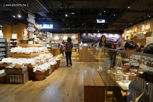 MUJI無印良品生活研究所台中旗艦店┃台中西屯美食：Caf&eacute; & Meal MUJI在台中新光三越，簡單又天然的餐點，結合美食餐點和商店購物 @飛天璇的口袋