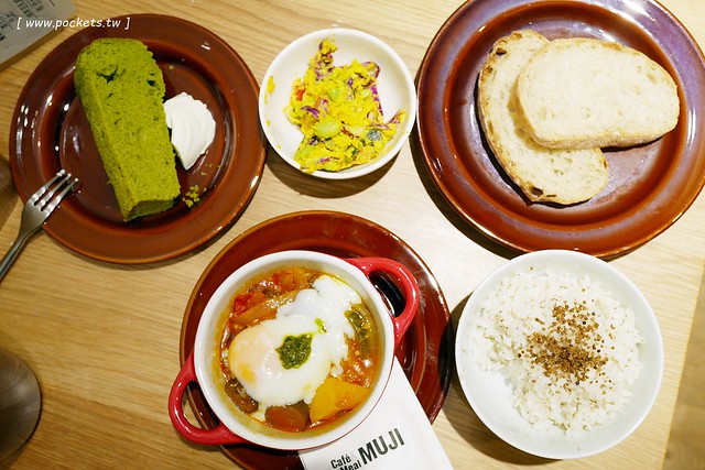 MUJI無印良品生活研究所台中旗艦店┃台中西屯美食：Caf&eacute; & Meal MUJI在台中新光三越，簡單又天然的餐點，結合美食餐點和商店購物 @飛天璇的口袋