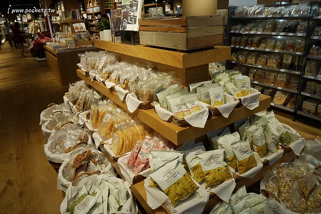 MUJI無印良品生活研究所台中旗艦店┃台中西屯美食：Caf&eacute; & Meal MUJI在台中新光三越，簡單又天然的餐點，結合美食餐點和商店購物 @飛天璇的口袋