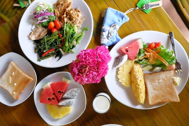 泰國安帕瓦｜Asita Eco Resort 阿希塔生態度假村｜以環保為主的綠色飯店，享受緊鄰河畔的小木屋風情 @飛天璇的口袋