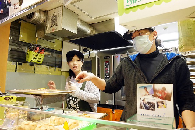日本東京｜世界第二好吃的現烤冰淇淋菠蘿麵包，東京澀谷超人氣排隊甜點，來自金澤市的人氣美食 @飛天璇的口袋