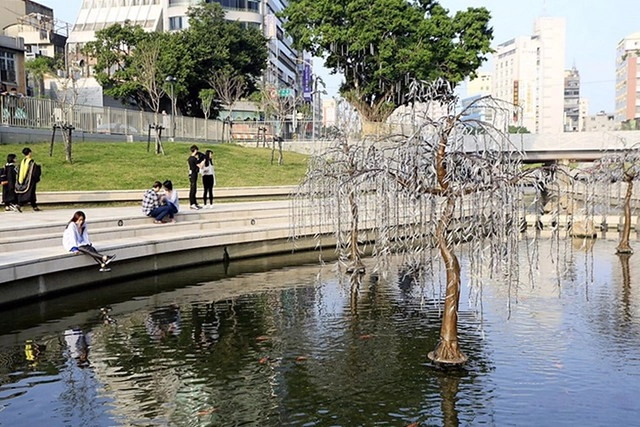 台中柳川藍帶水岸┃台中旅遊景點：號稱台中版的首爾清溪川，用LED燈打造藍色河道，台中最近IG超夯打卡新景點，晚上點燈只到2/12 @飛天璇的口袋