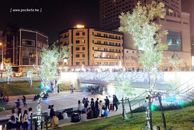 台中柳川藍帶水岸┃台中旅遊景點：號稱台中版的首爾清溪川，用LED燈打造藍色河道，台中最近IG超夯打卡新景點，晚上點燈只到2/12 @飛天璇的口袋