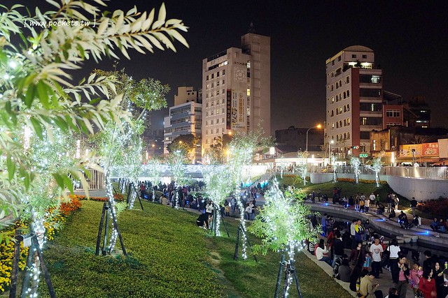 台中柳川藍帶水岸┃台中旅遊景點：號稱台中版的首爾清溪川，用LED燈打造藍色河道，台中最近IG超夯打卡新景點，晚上點燈只到2/12 @飛天璇的口袋