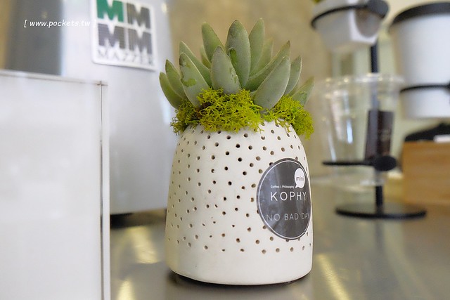 KOPHY mini┃台中西區美食：充滿文青風格的咖啡外帶店，有超夯的手搖漸層飲料，還有下午茶超搭的黑糖雞蛋糕 @飛天璇的口袋