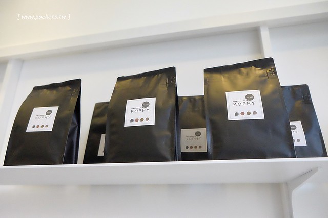 KOPHY mini┃台中西區美食：充滿文青風格的咖啡外帶店，有超夯的手搖漸層飲料，還有下午茶超搭的黑糖雞蛋糕 @飛天璇的口袋