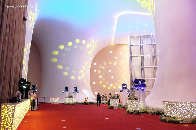 【台中西屯】台中國家歌劇院：伊東豊雄的現代建築，以自然為主題，結合劇院、商場、餐廳和空中花園 @飛天璇的口袋