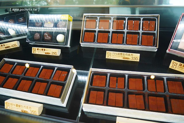 18度C巧克力工房┃台中西區美食：不會輸給世界第二好吃的冰淇淋菠蘿油包，使用堂本麵包和18度C巧克力工房的冰淇淋，台中刑武所演武場散策美食 @飛天璇的口袋