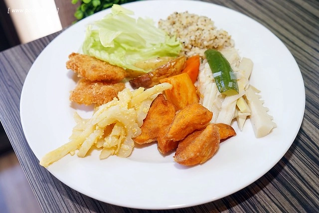 陶然左岸蔬食百匯吃到飽｜380元吃到飽，義大利illy咖啡、阿里山桃喜紅茶、樂活蛋、信豐農場紅藜麥&hellip;嚴選食材，蔬食也可以兼具健康與美味 @飛天璇的口袋