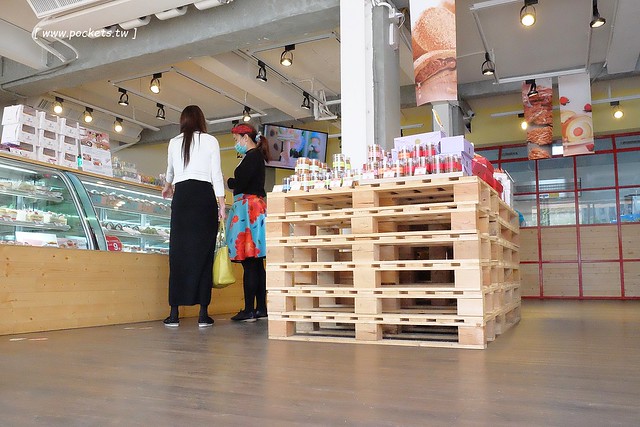 亞尼克台中旗艦店┃台中西區美食：座落在美術館綠園道旁，生乳捲、地瓜酥、喜Q餅年節伴手禮一網打盡，二樓還有自主DIY體驗專區 @飛天璇的口袋