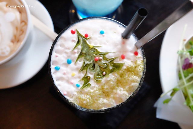 漢堡巴士 Burger Bus：充滿英國風情的早午餐店，鄰近東區旱溪夜市，一樓有不定期攝影展展出，還有許多可愛的小巴士模型 @飛天璇的口袋