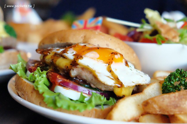 漢堡巴士 Burger Bus：充滿英國風情的早午餐店，鄰近東區旱溪夜市，一樓有不定期攝影展展出，還有許多可愛的小巴士模型 @飛天璇的口袋