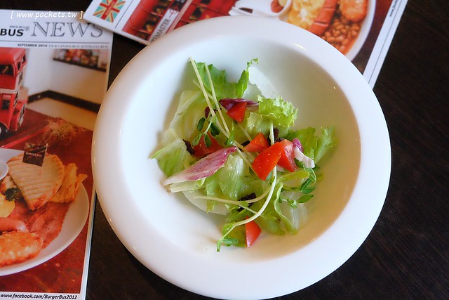 漢堡巴士 Burger Bus：充滿英國風情的早午餐店，鄰近東區旱溪夜市，一樓有不定期攝影展展出，還有許多可愛的小巴士模型 @飛天璇的口袋