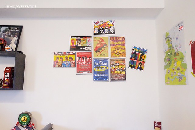 漢堡巴士 Burger Bus：充滿英國風情的早午餐店，鄰近東區旱溪夜市，一樓有不定期攝影展展出，還有許多可愛的小巴士模型 @飛天璇的口袋