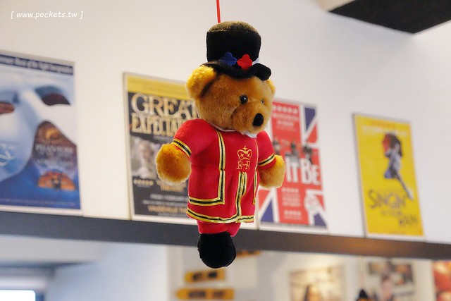 漢堡巴士 Burger Bus：充滿英國風情的早午餐店，鄰近東區旱溪夜市，一樓有不定期攝影展展出，還有許多可愛的小巴士模型 @飛天璇的口袋