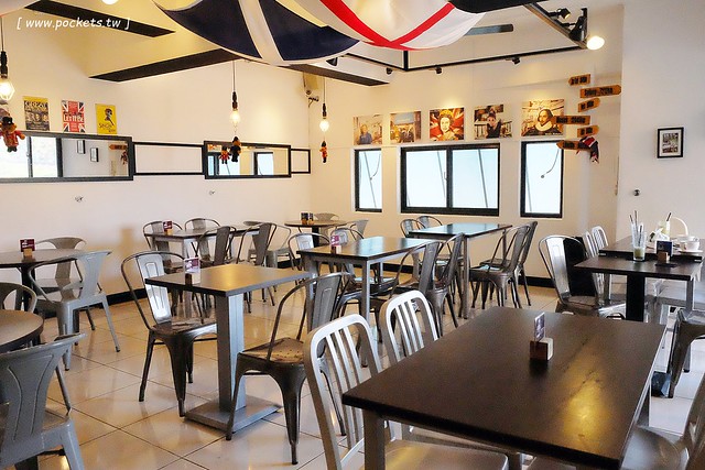 漢堡巴士 Burger Bus：充滿英國風情的早午餐店，鄰近東區旱溪夜市，一樓有不定期攝影展展出，還有許多可愛的小巴士模型 @飛天璇的口袋