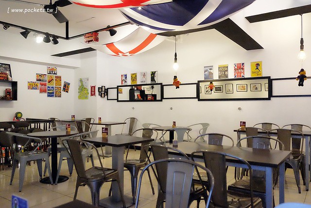漢堡巴士 Burger Bus：充滿英國風情的早午餐店，鄰近東區旱溪夜市，一樓有不定期攝影展展出，還有許多可愛的小巴士模型 @飛天璇的口袋