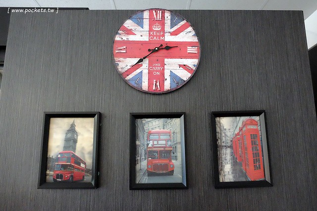 漢堡巴士 Burger Bus：充滿英國風情的早午餐店，鄰近東區旱溪夜市，一樓有不定期攝影展展出，還有許多可愛的小巴士模型 @飛天璇的口袋