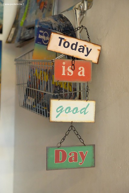 漢堡巴士 Burger Bus：充滿英國風情的早午餐店，鄰近東區旱溪夜市，一樓有不定期攝影展展出，還有許多可愛的小巴士模型 @飛天璇的口袋