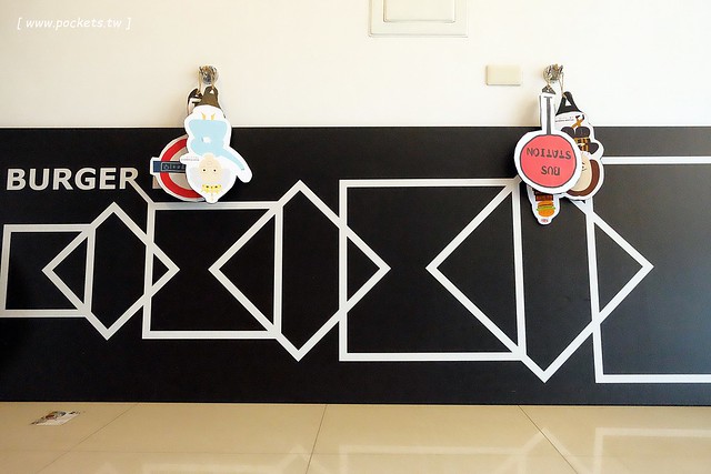 漢堡巴士 Burger Bus：充滿英國風情的早午餐店，鄰近東區旱溪夜市，一樓有不定期攝影展展出，還有許多可愛的小巴士模型 @飛天璇的口袋