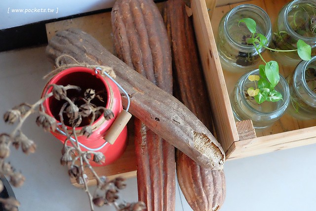 漢堡巴士 Burger Bus：充滿英國風情的早午餐店，鄰近東區旱溪夜市，一樓有不定期攝影展展出，還有許多可愛的小巴士模型 @飛天璇的口袋