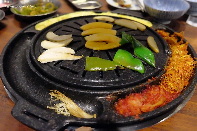 滋滋咕嚕쩝쩝꿀꺽韓式烤肉專門店┃台中西區美食：藝人納豆開的韓式烤肉店，位於勤美綠園道旁邊，環境不錯服務很好 @飛天璇的口袋