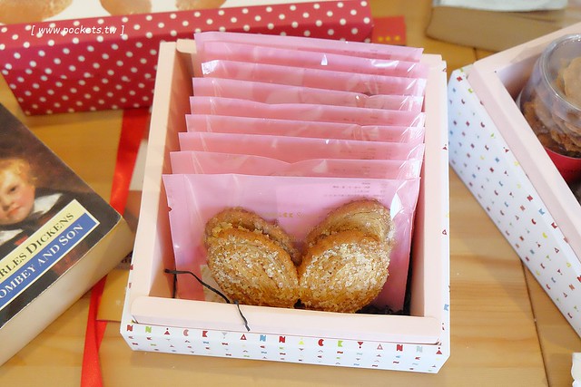 亞尼克台中旗艦店┃台中西區美食：座落在美術館綠園道旁，生乳捲、地瓜酥、喜Q餅年節伴手禮一網打盡，二樓還有自主DIY體驗專區 @飛天璇的口袋