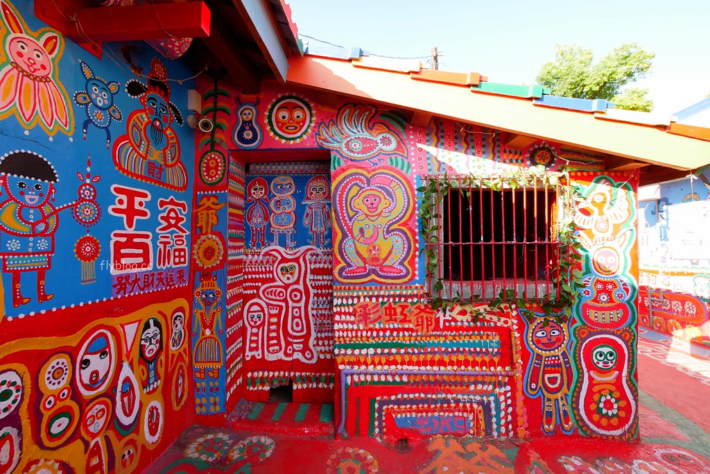 彩虹眷村┃台中景點：知名旅遊雜誌選為世界的秘密奇跡，可愛夢幻版的彩繪童話世界 @飛天璇的口袋