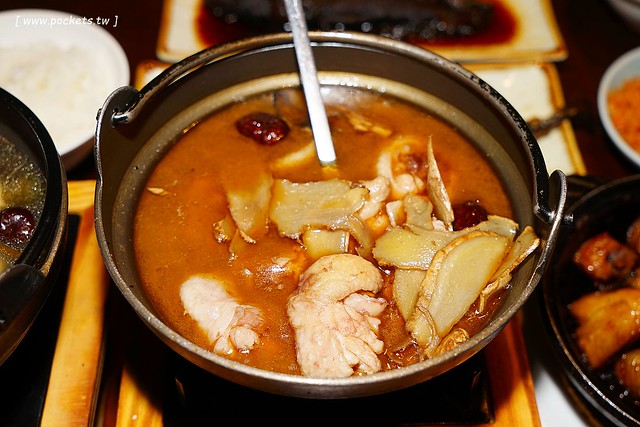 新唐人御品豬腳┃台中北屯美食：平價用心的復古美食，冬天限定湯品鍋鍋$139元新上市，2017春節年菜熱情預約中 @飛天璇的口袋