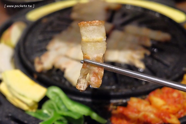 滋滋咕嚕쩝쩝꿀꺽韓式烤肉專門店┃台中西區美食：藝人納豆開的韓式烤肉店，位於勤美綠園道旁邊，環境不錯服務很好 @飛天璇的口袋