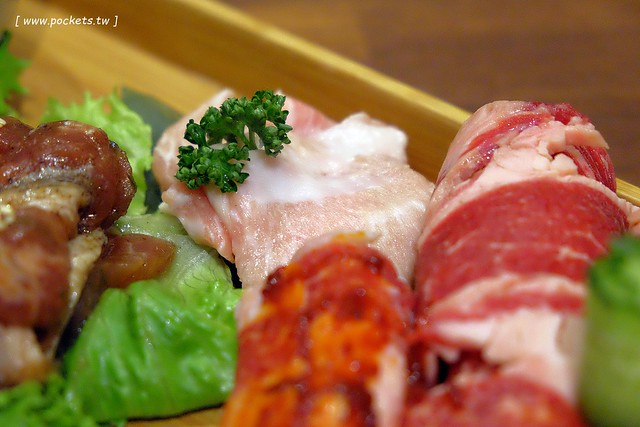 滋滋咕嚕쩝쩝꿀꺽韓式烤肉專門店┃台中西區美食：藝人納豆開的韓式烤肉店，位於勤美綠園道旁邊，環境不錯服務很好 @飛天璇的口袋