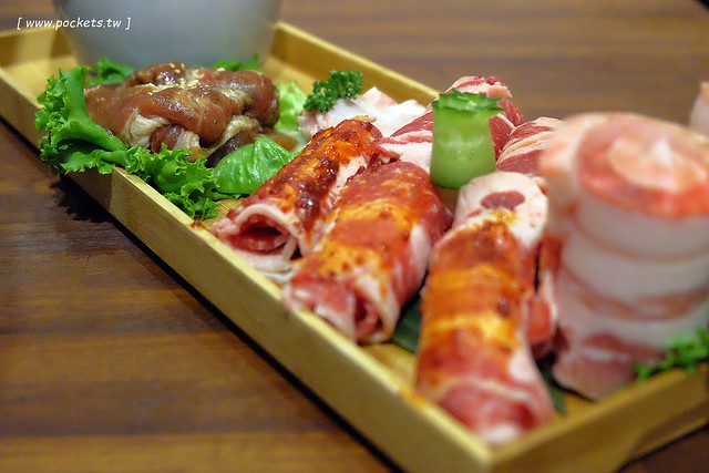 滋滋咕嚕쩝쩝꿀꺽韓式烤肉專門店┃台中西區美食：藝人納豆開的韓式烤肉店，位於勤美綠園道旁邊，環境不錯服務很好 @飛天璇的口袋