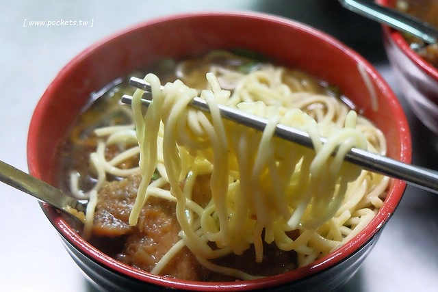台中豐原｜豐原排骨麵店，向陽路上老字號排骨麵，豐原在地人推薦的好味道，肉排麵超大塊一份 @飛天璇的口袋