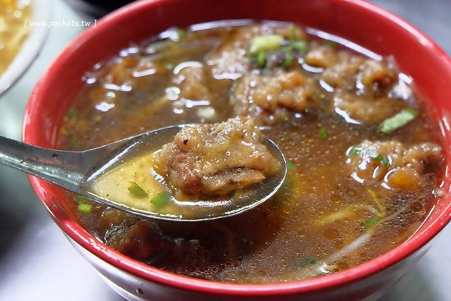 台中豐原｜豐原排骨麵店，向陽路上老字號排骨麵，豐原在地人推薦的好味道，肉排麵超大塊一份 @飛天璇的口袋