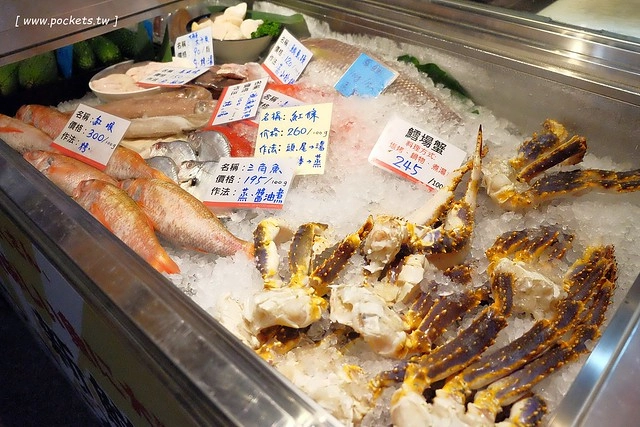 鮨樂海鮮市場 火鍋┃台中西屯美食：現流新鮮海產看的到，海鮮火鍋食材超霸氣，每日當天魚獲現點現煮 @飛天璇的口袋