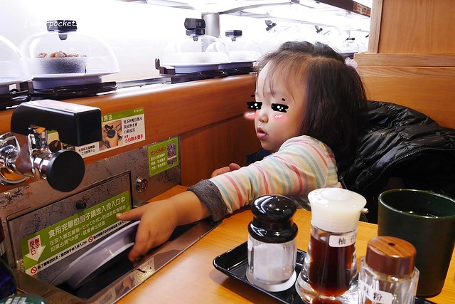 藏壽司(くら寿司)┃台中西屯美食：首間街邊店進駐台中福科路，日本土藏造型街邊店外觀，吃5盤可以轉一次扭蛋很童趣 @飛天璇的口袋