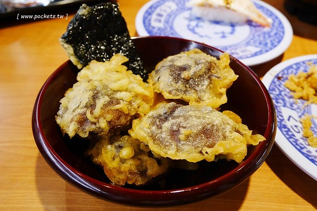 藏壽司(くら寿司)┃台中西屯美食：首間街邊店進駐台中福科路，日本土藏造型街邊店外觀，吃5盤可以轉一次扭蛋很童趣 @飛天璇的口袋