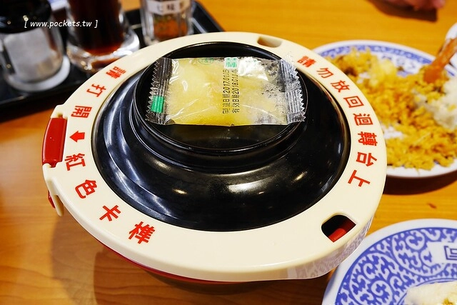 藏壽司(くら寿司)┃台中西屯美食：首間街邊店進駐台中福科路，日本土藏造型街邊店外觀，吃5盤可以轉一次扭蛋很童趣 @飛天璇的口袋