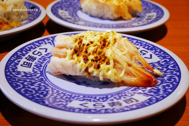 藏壽司(くら寿司)┃台中西屯美食：首間街邊店進駐台中福科路，日本土藏造型街邊店外觀，吃5盤可以轉一次扭蛋很童趣 @飛天璇的口袋