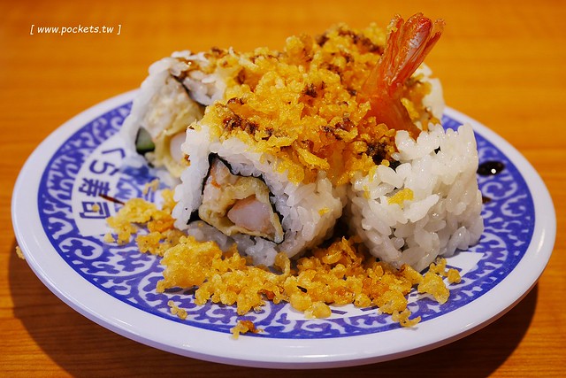 藏壽司(くら寿司)┃台中西屯美食：首間街邊店進駐台中福科路，日本土藏造型街邊店外觀，吃5盤可以轉一次扭蛋很童趣 @飛天璇的口袋