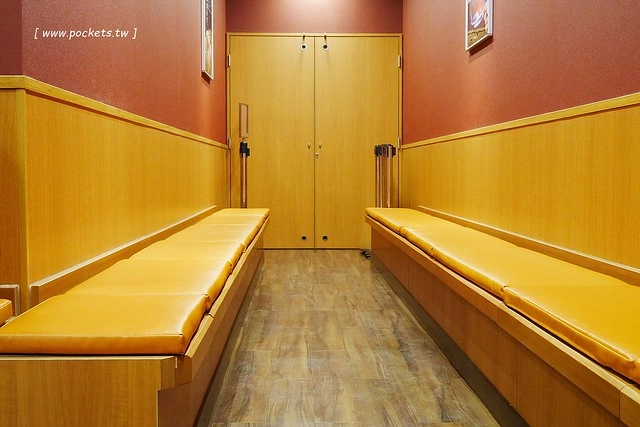 藏壽司(くら寿司)┃台中西屯美食：首間街邊店進駐台中福科路，日本土藏造型街邊店外觀，吃5盤可以轉一次扭蛋很童趣 @飛天璇的口袋